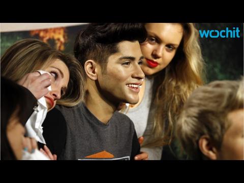 VIDEO : A 'tissue Attendant' at Madame Tussauds is Comforting One Direction Fans