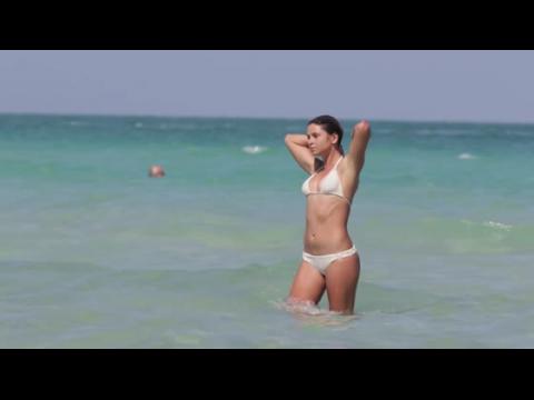 VIDEO : Surfer babe Anastasia Ashley swims in a white bikini