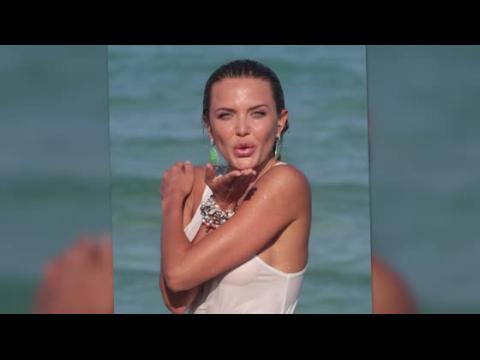 VIDEO : Le mannequin Tetyana Veryovkina dans un t-shirt mouill  la plage
