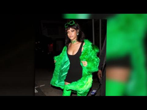 VIDEO : Rihanna Channels Her Inner Green Goddess
