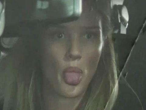 VIDEO : Vido : Rosie Huntington tire la langue aux paparazzi