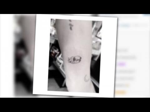 VIDEO : Miley Cyrus Immortalizes Her Late Puffer Fish in Ink On Her Arm