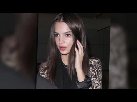 VIDEO : Emily Ratajkowski Covers Up Her Famous Figure Jetting Into LAX
