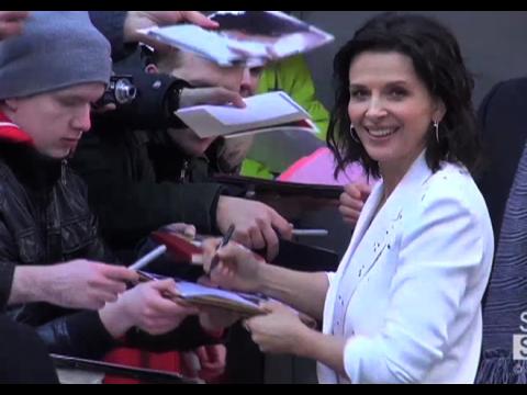 VIDEO : Vido : Juliette Binoche foule le tapis rouge  l'ouverture de la Berlinale
