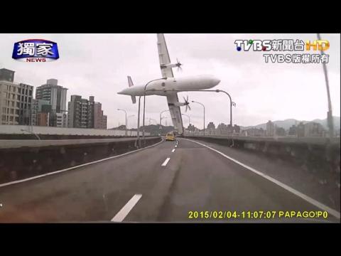 Taiwan TransAsia flight GE235 crash: Video shows amazing moment.