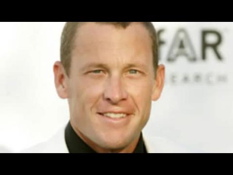 VIDEO : Lance Armstrong cause un accident et laisse sa compagne s'accuser