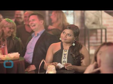 VIDEO : When kris jenner stops by the mindy project things get...awkward