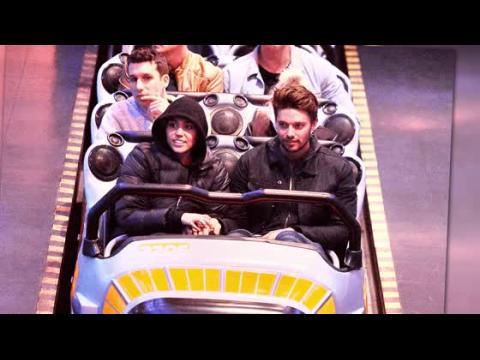 VIDEO : Miley Cyrus y Patrick Schwarzenegger en las montaas rusas de Disneyland
