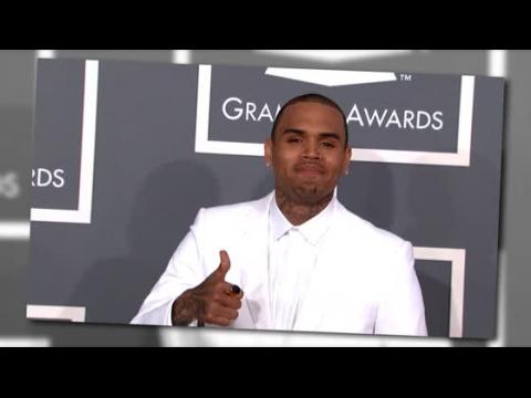 VIDEO : Chris Brown es pap!