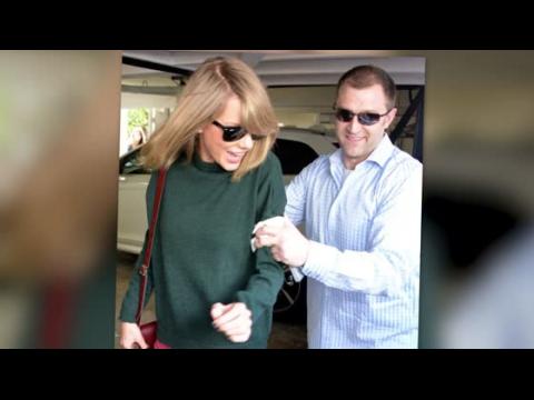 VIDEO : Taylor Swift Tries To Avoid Photographers In West Hollywood