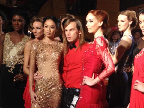 VIDEO : Fashion Week Paris : Christophe Guillarm prsente sa collection glamour et scintillante !