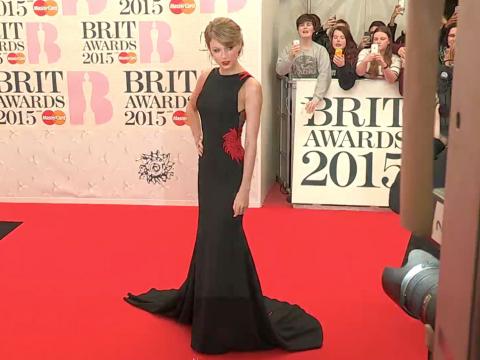 VIDEO : Vido : Taylor Swift : Elle illumine le tapis rouge du Brit Awards 2015 !
