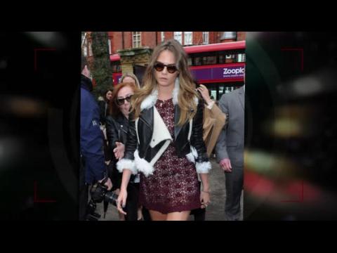 VIDEO : Kate Moss, Cara Delevingne et d'autres stars tendances arrivent au dfil Burberry