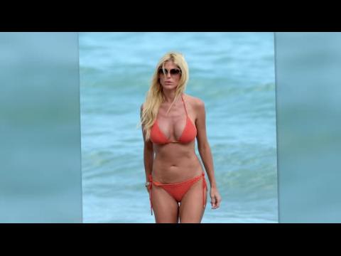 VIDEO : L'ancienne Playmate de l'anne, Victoria Silverstedt, en bikini  Miami