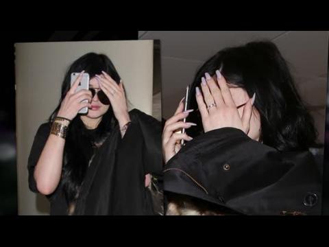 VIDEO : Kylie Jenner vista usando un anillo de diamante en el aeropuerto