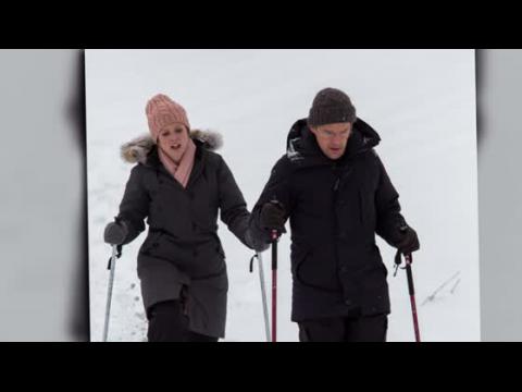 VIDEO : Julianne Moore se cae en la nieve pero Ethan Hawk la salva