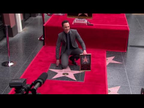 VIDEO : Jim Parsons fait un Big Bang  Hollywood en recevant son toile