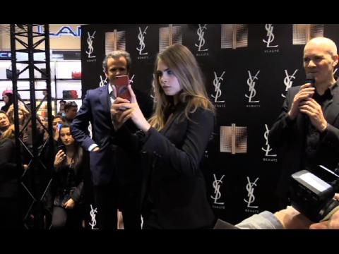 VIDEO : Exclu Vido : Cara Delevingne rencontre ses fans aux Galeries LaFayette