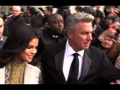 VIDEO : Exclu Vidéo : Selena Gomez : départ mouvementé après le défilé Louis Vuitton !