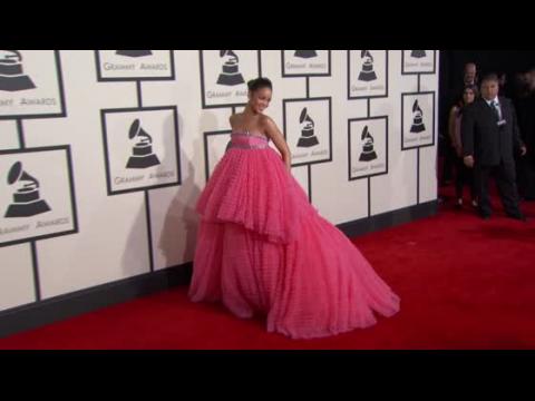 VIDEO : El voluminoso traje de Rihanna en los Grammys