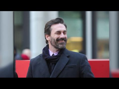 VIDEO : La distribution de Mad Men honore Don Draper avec un banc  New York