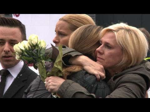 Crash A320: minute de silence devant le siÃ¨ge de Germanwings