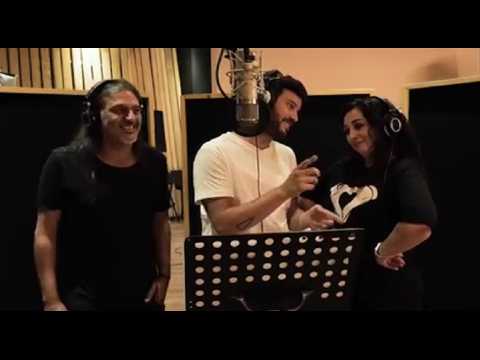 VIDEO : La inverosmil y contagiosa colaboracin entre Camela y Taburete