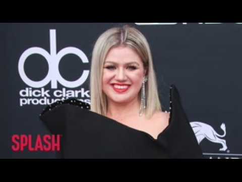 VIDEO : Kelly Clarkson To Host Billboard Music Awards Again