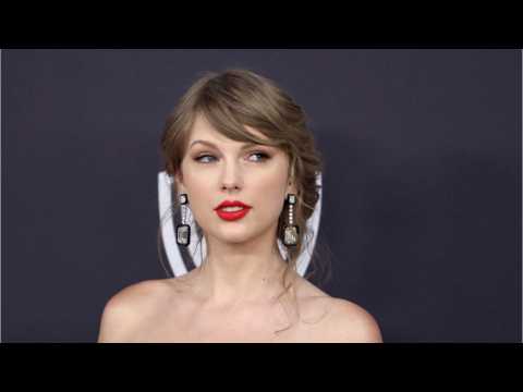 VIDEO : Stalker Returns To Taylor Swift's House