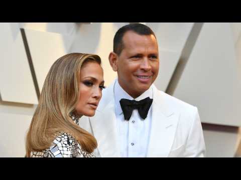 VIDEO : JLo Post Gorgeous New Engagement Photos