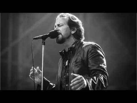 VIDEO : Eddie Vedder Covers ?A Star Is Born? Song On Tour