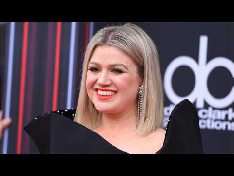 VIDEO : Kelly Clarkson Set To Host Billboard Music Awards Again