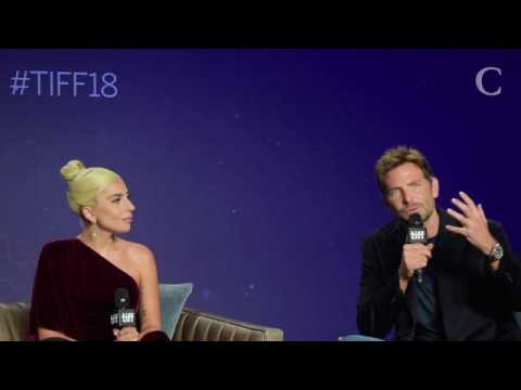 VIDEO : Mais que se passe-t-il entre Lady Gaga et l'acteur Jeremy Renner ? 
