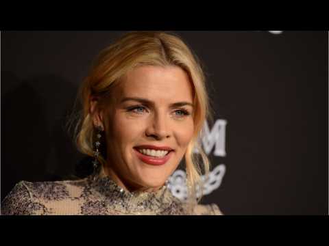 VIDEO : Busy Philipps Takes A Bath Every Night