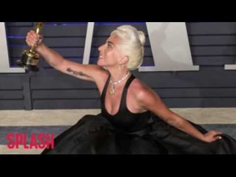 VIDEO : Lady Gaga Romancing Jeremy Renner?