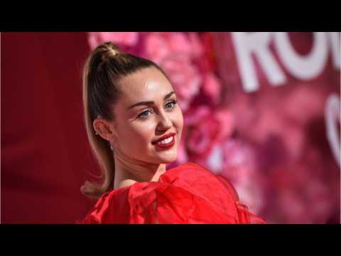 VIDEO : Miley Cyrus Debuts New Look