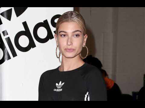 VIDEO : Hailey Bieber: c'est 'terrifiant d'tre si jeune et marie'.