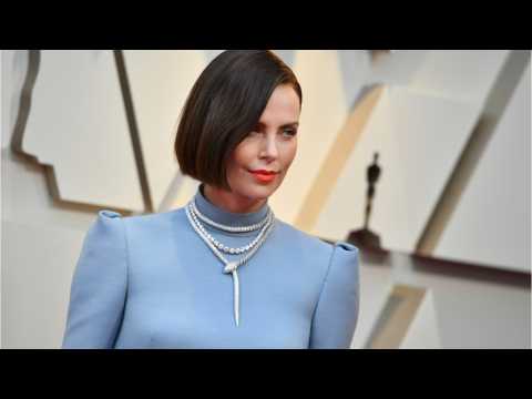 VIDEO : Charlize Theron Arrives On Red Carpet as a Brunette