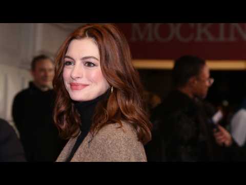 VIDEO : Anne Hathaway Roasts Herself Hosting Oscars