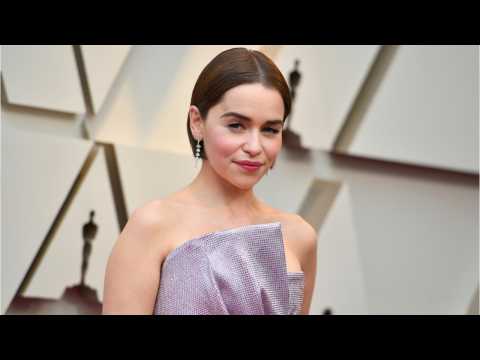 VIDEO : Emilia Clarke Arrives on Red Carpet