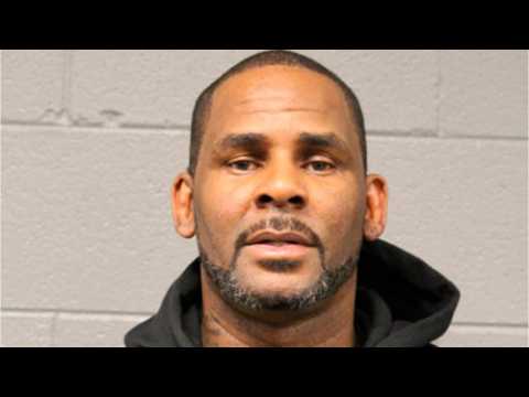 VIDEO : R. Kelly Having a Hard Time Making Bail