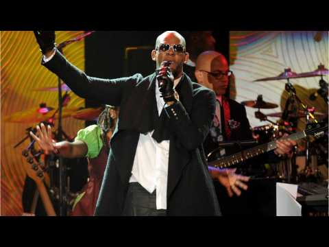 VIDEO : R. Kelly Pleads Not Guilty To Sexual Assault