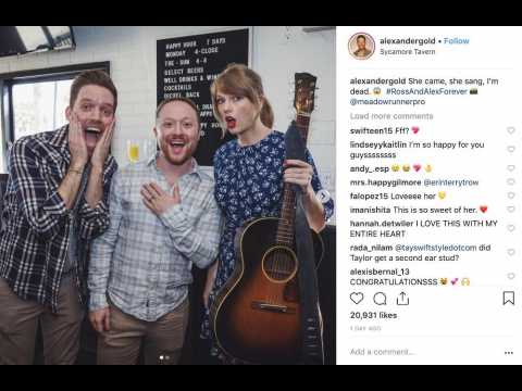 VIDEO : Taylor Swift surprend un couple en chantant  leur fte de fianailles