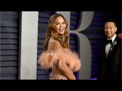 VIDEO : Chrissy Teigen Hilariously Pushed John Legend Out Of The Way So She Could Pose