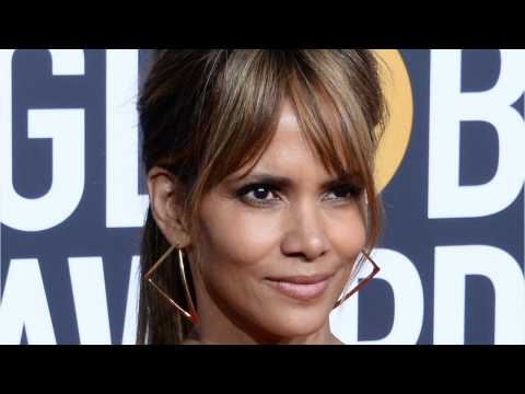 VIDEO : Halle Berry's Amazing Back Tattoo