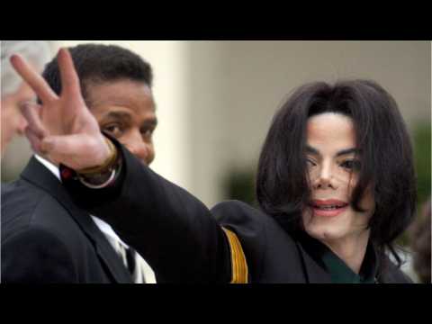 VIDEO : Michael Jackson Statue Removed From Museum