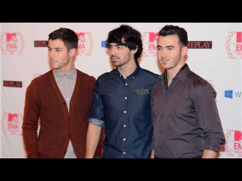 VIDEO : Jonas Brothers Wore Matching Rolexes On 'The Late Late Show'