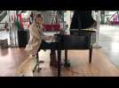 Only la chienne pour aveugle au piano de la gare Lille Europe