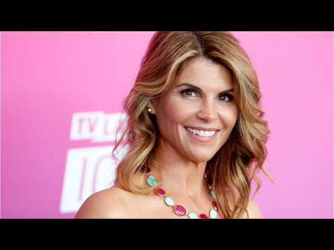 VIDEO : Felicity Huffman, Lori Loughlin Shut Down Social Media Accounts