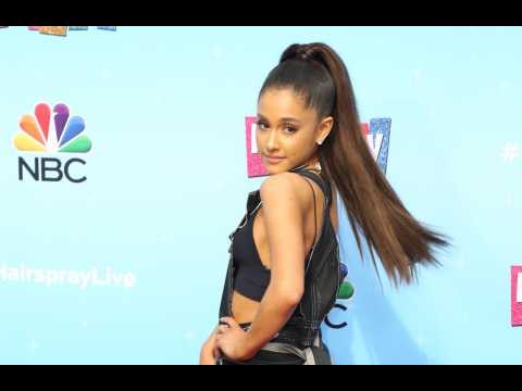 VIDEO : Le nouveau tatouage d'Ariana n'est pas fait pour en cacher un autre